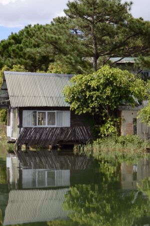 Ngôi Nhà Bên Hồ